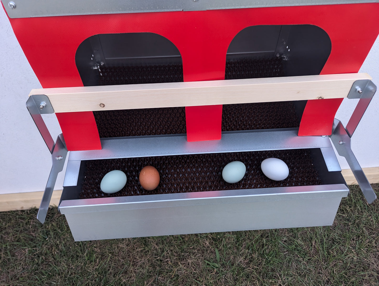 Hen's Choice™ - Roll Out Chicken Nest Box | Reversible | 2 Compartment 21"